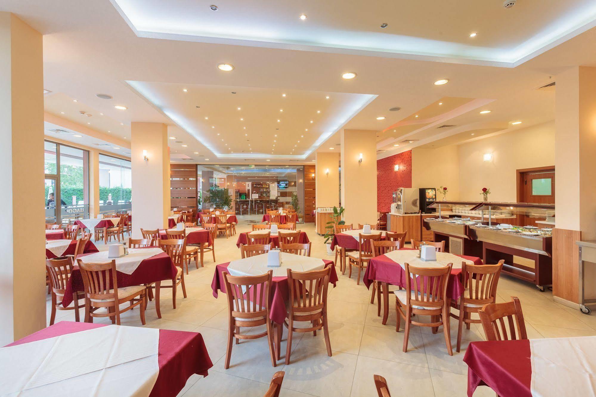Hotel Riagor Slăntjev Brjag Exteriör bild