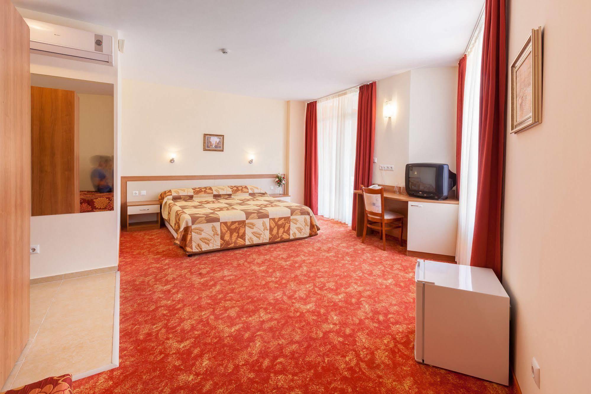 Hotel Riagor Slăntjev Brjag Exteriör bild
